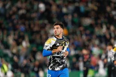 Elche, İspanya - 11 23 23 2025: Raul Asencio, LaLiga EA Spor karşılaşmasında Elche CF ve Real Madrid FC takımları arasında görüldü  