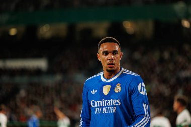 Elche, İspanya - 11 23 2025: Trent Alexander-Arnold, Elche CF ve Real Madrid FC takımları arasında LaLiga EA Spor maçı sırasında görüldü 