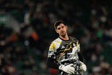 Elche, İspanya - 11 23 23 2025: Thibaut Courtois, Elche CF ve Real Madrid FC takımları arasında oynanan LaLiga EA SPORTS maçı sırasında görüldü 