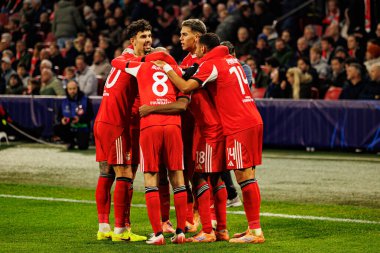 SL Benfica oyuncuları, Şampiyonlar Ligi 'nde AFC Ajax ve SL Benfica (Maciej Rogowski / Ball Raw Images) arasında oynanan faz maçında Leandro Barreiro' dan gol üstüne gol atarken görüldü.)