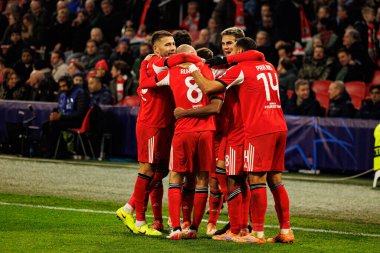 SL Benfica oyuncuları, Şampiyonlar Ligi 'nde AFC Ajax ve SL Benfica (Maciej Rogowski / Ball Raw Images) arasında oynanan faz maçında Leandro Barreiro' dan gol üstüne gol atarken görüldü.)