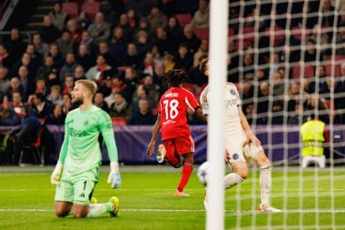 Leandro Barreiro, AFC Ajax ve SL Benfica (Maciej Rogowski / Ball Raw Images) arasındaki Şampiyonlar Ligi faz maçında gol attıktan sonra kutlama yaparken görüldü.)