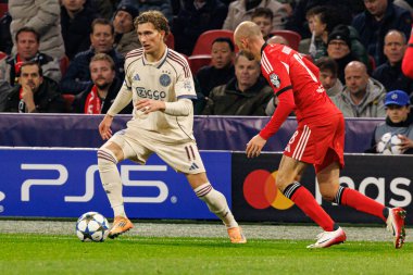 Mika Godts ve Fredrik Aursnes, AFC Ajax ve SL Benfica (Maciej Rogowski / Ball Raw Images) arasında Şampiyonlar Ligi faz oyunu sırasında görüldü)
