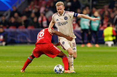 Leandro Barreiro ve Davy Klaassen, AFC Ajax ve SL Benfica (Maciej Rogowski / Ball Raw Images) arasındaki Şampiyonlar Ligi faz maçında görüldü.)