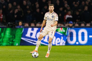 Youri Regeer, AFC Ajax ve SL Benfica (Maciej Rogowski / Ball Raw Images) arasında Şampiyonlar Ligi faz oyunu sırasında görüldü)