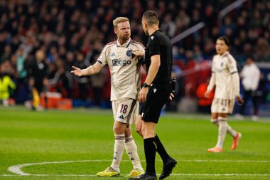 Davy Klaassen ve Sven Jablonski, AFC Ajax ve SL Benfica (Maciej Rogowski / Ball Raw Images) arasındaki Şampiyonlar Ligi faz maçında görüldü)