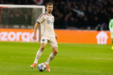 Youri Regeer, AFC Ajax ve SL Benfica (Maciej Rogowski / Ball Raw Images) arasında Şampiyonlar Ligi faz oyunu sırasında görüldü)