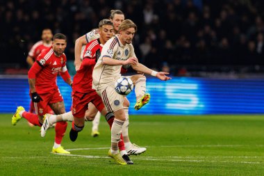 Enzo Barrenechea ve Kenneth Taylor, AFC Ajax ve SL Benfica (Maciej Rogowski / Ball Raw Images) arasındaki Şampiyonlar Ligi faz maçında görüldü.)