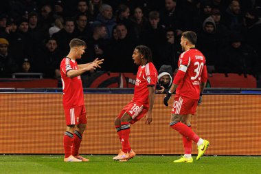 Samuel Dahl, Leandro Barreiro ve Nicolas Otamendi, AFC Ajax ve SL Benfica (Maciej Rogowski / Ball Raw Images) arasındaki Şampiyonlar Ligi faz maçında gol attıktan sonra kutlama yaparken görüldü.)