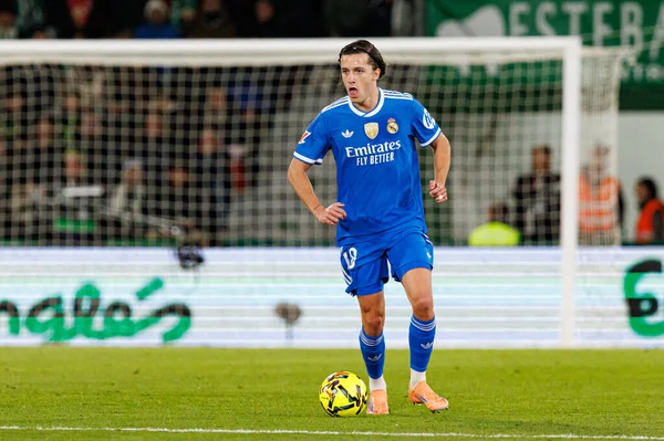 Elche, İspanya - 11 23 23 2025: Alvaro Carreras, Elche CF ve Real Madrid FC takımları arasında oynanan LaLiga EA Spor maçı sırasında görüldü  