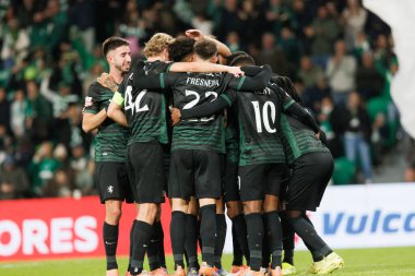   Sporcular, Liga Portekiz maçında Estadio Jose Alvalade (Maciej Rogowski / Ball Raw Images) takımları arasında attıkları golü kutlarken görülüyor.)