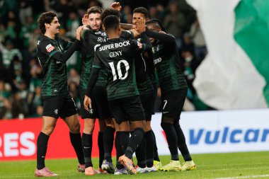    Sporcular, Liga Portekiz maçında Estadio Jose Alvalade (Maciej Rogowski / Ball Raw Images) takımları arasında attıkları golü kutlarken görülüyor.)