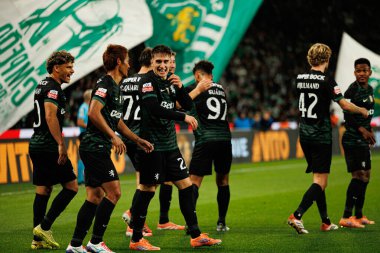 Sporcu Oyuncuları, Liga Portekiz maçı sırasında Estadio Jose Alvalade 'de (Maciej Rogowski / Ball Raw Images) Sporting CP ve CF Estrela Amadora takımları arasında Ivan Fresneda' dan gol üstüne gol atarken görüldü.)