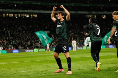 Eduardo Quaresma ve Geovany Quenda, Estadio Jose Alvalade 'de (Maciej Rogowski / Ball Raw Images) oynayan Sporting CP ve CF Estrela Amadora takımları arasında oynanan Liga Portekiz maçında gol attıktan sonra kutlama yaparken görüldü.)
