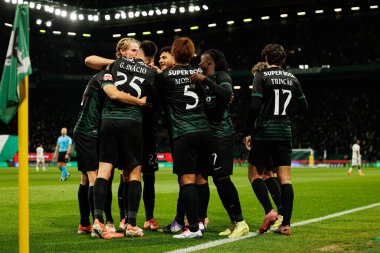 Sporcu Oyuncuları, Estadio Jose Alvalade 'deki (Maciej Rogowski / Ball Raw Images) Sporting CP ve CF Estrela Amadora takımları arasında oynanan Liga Portekiz maçı sırasında Eduardo Quaresma' dan gol üstüne gol atarken görüldü.)
