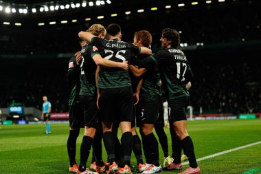 Sporcu Oyuncuları, Estadio Jose Alvalade 'deki (Maciej Rogowski / Ball Raw Images) Sporting CP ve CF Estrela Amadora takımları arasında oynanan Liga Portekiz maçı sırasında Eduardo Quaresma' dan gol üstüne gol atarken görüldü.)