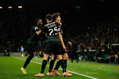 Sporcu Oyuncuları, Estadio Jose Alvalade 'deki (Maciej Rogowski / Ball Raw Images) Sporting CP ve CF Estrela Amadora takımları arasında oynanan Liga Portekiz maçı sırasında Eduardo Quaresma' dan gol üstüne gol atarken görüldü.)