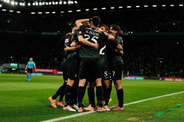 Sporcu Oyuncuları, Estadio Jose Alvalade 'deki (Maciej Rogowski / Ball Raw Images) Sporting CP ve CF Estrela Amadora takımları arasında oynanan Liga Portekiz maçı sırasında Eduardo Quaresma' dan gol üstüne gol atarken görüldü.)