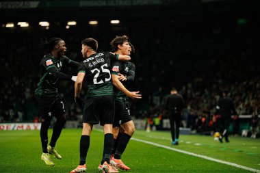 Sporcu Oyuncuları, Estadio Jose Alvalade 'deki (Maciej Rogowski / Ball Raw Images) Sporting CP ve CF Estrela Amadora takımları arasında oynanan Liga Portekiz maçı sırasında Eduardo Quaresma' dan gol üstüne gol atarken görüldü.)