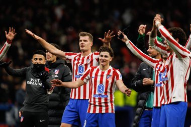 Alexander Sorloth ve Julian Alvarez Atletico de Madrid ile Internazionale Milano (Maciej Rogowski / Ball Raw Images) arasındaki Şampiyonlar Ligi faz maçında kutlama yaparken görüldü.)