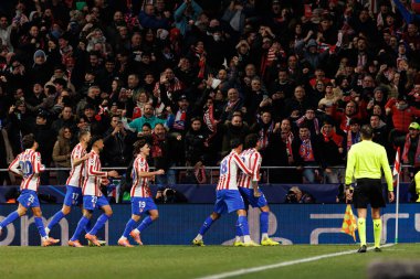 Atletico oyuncuları Atletico de Madrid ile Internazionale Milano (Maciej Rogowski / Ball Raw Images) arasındaki Şampiyonlar Ligi faz maçında Jose Maria Gimenez 'in attığı golü kutlarken görüldü.)