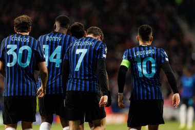 Atletico de Madrid ile Internazionale Milano (Maciej Rogowski / Ball Raw Images) arasındaki Şampiyonlar Ligi faz maçında Inter 'in oyuncuları Piotr Zielinski' den gol üstüne gol atarken görüldü)