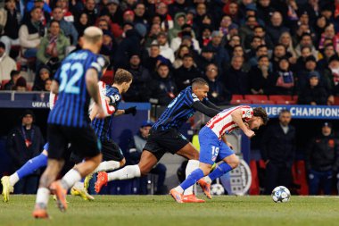 Julian Alvarez and Manuel Akanji seen during Champions League league phase game between Atletico de Madrid and Internazionale Milano  (Maciej Rogowski/Ball Raw Images)
