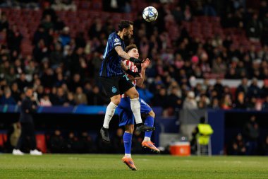 Hakan Calhanoğlu ve Julian Alvarez Atletico de Madrid ile Internazionale Milano (Maciej Rogowski / Ball Raw Images) arasındaki Şampiyonlar Ligi faz maçında görüldü.)