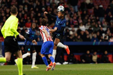 Julian Alvarez ve Manuel Akanji Atletico de Madrid ile Internazionale Milano (Maciej Rogowski / Ball Raw Images) arasındaki Şampiyonlar Ligi faz maçında görüldü.)