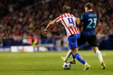Conor Gallagher ve Nicolo Barella Atletico de Madrid ile Internazionale Milano (Maciej Rogowski / Ball Raw Images) arasındaki Şampiyonlar Ligi faz maçında görüldü.)
