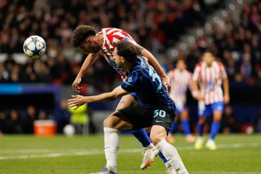 Matteo Ruggeri ve Carlos Augusto Atletico de Madrid ile Internazionale Milano (Maciej Rogowski / Ball Raw Images) arasındaki Şampiyonlar Ligi faz maçında)