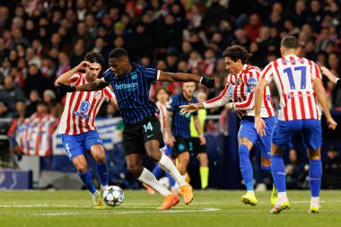 Johnny Cardoso, Ange-Yoan Bonny ve Jose Maria Gimenez Atletico de Madrid ile Internazionale Milano (Maciej Rogowski / Ball Raw Images) arasındaki Şampiyonlar Ligi faz maçında görüldü.)