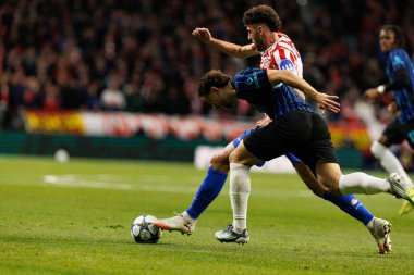 Matteo Ruggeri ve Carlos Augusto Atletico de Madrid ile Internazionale Milano (Maciej Rogowski / Ball Raw Images) arasındaki Şampiyonlar Ligi faz maçında)