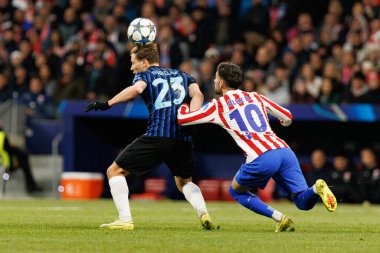 Nicolo Barella ve Alejandro Baena Atletico de Madrid ile Internazionale Milano (Maciej Rogowski / Ball Raw Images) arasındaki Şampiyonlar Ligi faz maçında görüldü.)