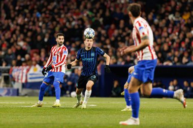 Nicolo Barella ve Alejandro Baena Atletico de Madrid ile Internazionale Milano (Maciej Rogowski / Ball Raw Images) arasındaki Şampiyonlar Ligi faz maçında görüldü.)