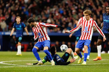 Atletico de Madrid ile Internazionale Milano (Maciej Rogowski / Ball Raw Images) arasında oynanan Şampiyonlar Ligi faz maçında Alejandro Baena, Lautaro Martinez ve Pablo Barrios görülüyor.)