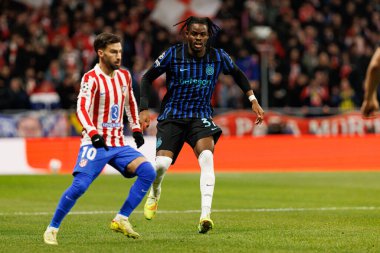 Atletico de Madrid ile Internazionale Milano (Maciej Rogowski / Ball Raw Images) arasındaki Şampiyonlar Ligi faz maçında Alejandro Baena ve Yann Bisseck görüldü.)