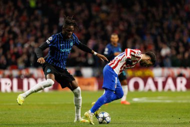 Yann Bisseck ve Alejandro Baena Atletico de Madrid ve Internazionale Milano (Maciej Rogowski / Ball Raw Images) arasında Şampiyonlar Ligi faz maçında görüldü.)