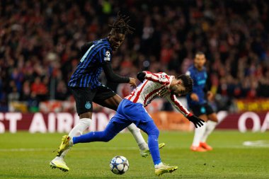 Yann Bisseck and Alejandro Baena seen during Champions League league phase game between Atletico de Madrid and Internazionale Milano  (Maciej Rogowski/Ball Raw Images)