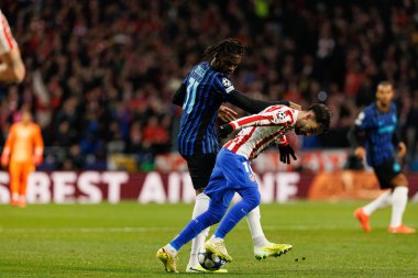 Yann Bisseck ve Alejandro Baena Atletico de Madrid ve Internazionale Milano (Maciej Rogowski / Ball Raw Images) arasında Şampiyonlar Ligi faz maçında görüldü.)