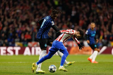 Yann Bisseck ve Alejandro Baena Atletico de Madrid ve Internazionale Milano (Maciej Rogowski / Ball Raw Images) arasında Şampiyonlar Ligi faz maçında görüldü.)