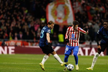 Nicolo Barella ve Alejandro Baena Atletico de Madrid ile Internazionale Milano (Maciej Rogowski / Ball Raw Images) arasındaki Şampiyonlar Ligi faz maçında görüldü.)