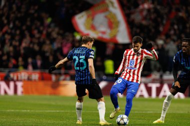 Nicolo Barella ve Alejandro Baena Atletico de Madrid ile Internazionale Milano (Maciej Rogowski / Ball Raw Images) arasındaki Şampiyonlar Ligi faz maçında görüldü.)
