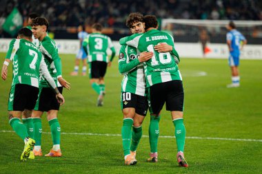  Abdessamad Ezzalzouli Ez Abde ve Nelson Deossa, Real Betis Balompie ve FC Utrecht (Maciej Rogowski / Ball Raw Images) takımları arasında oynanan UEFA Avrupa Ligi maçında gol attıktan sonra kutlama yaparken görüldü.)