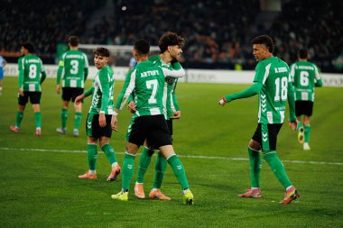 Antony ve Abdessamad Ezzalzouli Ez Abde, Real Betis Balompie ve FC Utrecht (Maciej Rogowski / Ball Raw Images) takımları arasındaki UEFA Avrupa Ligi maçında gol attıktan sonra kutlama yaparken görüldü.)