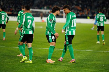  Abdessamad Ezzalzouli Ez Abde ve Nelson Deossa, Real Betis Balompie ve FC Utrecht (Maciej Rogowski / Ball Raw Images) takımları arasında oynanan UEFA Avrupa Ligi maçında gol attıktan sonra kutlama yaparken görüldü.)