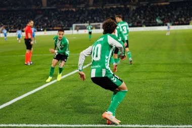 Antony ve Abdessamad Ezzalzouli Ez Abde, Real Betis Balompie ve FC Utrecht (Maciej Rogowski / Ball Raw Images) takımları arasındaki UEFA Avrupa Ligi maçında gol attıktan sonra kutlama yaparken görüldü.)