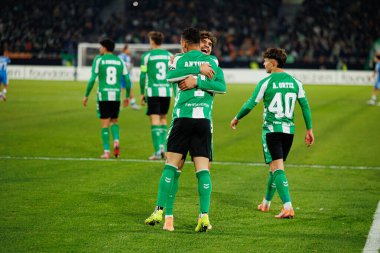 Antony ve Abdessamad Ezzalzouli Ez Abde, Real Betis Balompie ve FC Utrecht (Maciej Rogowski / Ball Raw Images) takımları arasındaki UEFA Avrupa Ligi maçında gol attıktan sonra kutlama yaparken görüldü.)