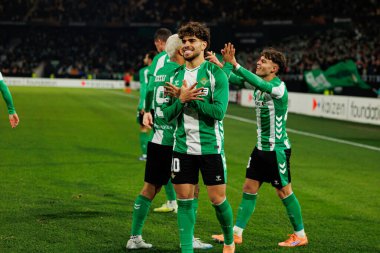 Abdessamad Ezzalzouli Ez Abde, Real Betis Balompie ve FC Utrecht (Maciej Rogowski / Ball Raw Images) takımları arasındaki UEFA Avrupa Ligi maçında gol attıktan sonra kutlama yaparken görüldü.)