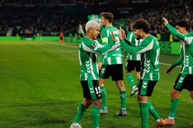 Cucho Hernandez ve Abdessamad Ezzalzouli Ez Abde, Real Betis Balompie ve FC Utrecht (Maciej Rogowski / Ball Raw Images) takımları arasındaki UEFA Avrupa Ligi maçında gol attıktan sonra kutlama yaparken görüldü.)